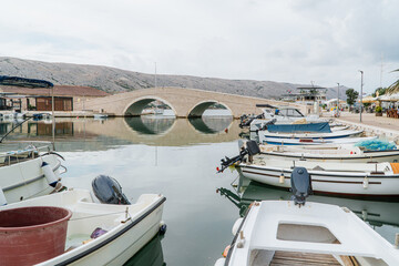 Fototapeta premium Most w mieście Pag na wyspie Pag w Chorwacji.