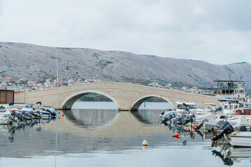 Most w mieście Pag na wyspie Pag w Chorwacji. © Franciszek