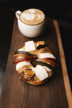 Rosca de reyes junto a un caf&eacute; 