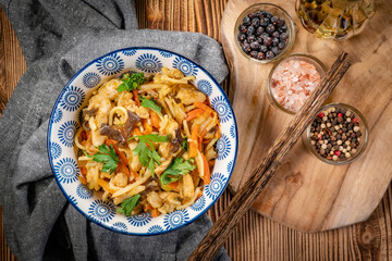 Fried noodles with chicken and vegetables.