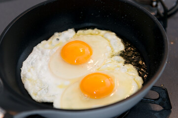 フライパンで目玉焼きを作るシーン