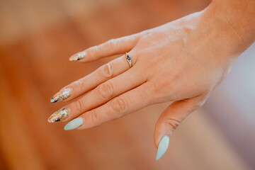 Kobieca dłoń z pierścionkiem