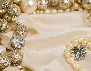Champagne gold pearls and diamonds on silk
シャンパンゴールドのパールとダイヤモンド