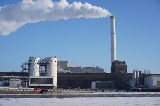 Das Heizkraftwerk Klingenberg mit expressionistischer Industriearchitektur im Winter in Berlin am 07.01.2026