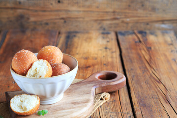 Quarkb&auml;llchen auf einem Holztisch