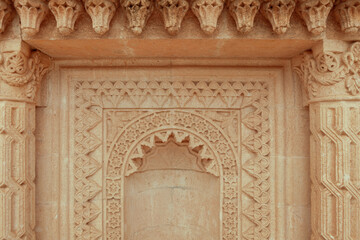 Obraz premium Close up view of archtechteral ornaments of Mor Hananyo (Deyrulzafaran) Monastery near Mardin city in Turkey.