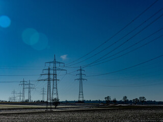 Strommasten einer &Uuml;berlandleitung im Winter