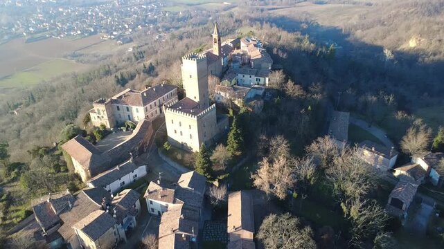 Nazzano, piccolo caratteristico Borgo su di una collina in prov. di Pavia - Lombardia - Italia (al drone)