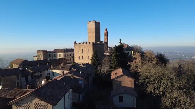 Nazzano, piccolo caratteristico Borgo su di una collina in prov. di Pavia - Lombardia - Italia (al drone)