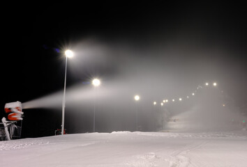 Sztuczne śnieżenie armatkami trasy narciarskiej © kubikactive