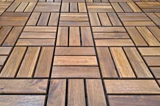 INTERLOCKING WOODEN DECK TILES WITH A GEOMETRIC PATTERN - Warm b