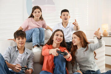 Obraz premium Happy teenagers playing video game together at home