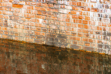 hydraulic sluice, hydraulic structure to adjust the water level in the channel, rusty chain