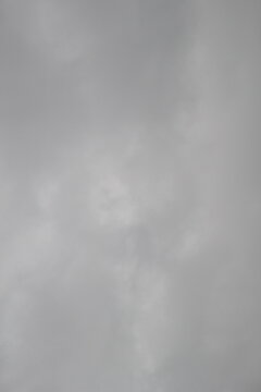 Cielo con nuvole grige
