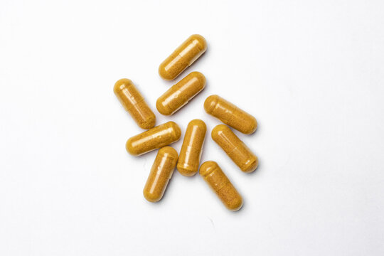 Capsulas de c&uacute;rcuma no fundo branco
