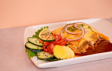 Delicioso platillo de lasa&ntilde;a acompa&ntilde;ada de fresca ensalada