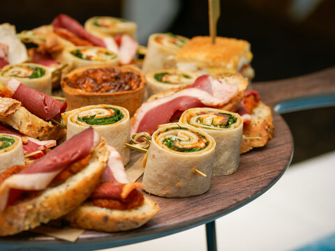 Plateau de pi&egrave;ces cocktail et bouch&eacute;es sal&eacute;es pr&eacute;sent&eacute; lors d&rsquo;un buffet traiteur pour r&eacute;ception professionnelle ou &eacute;v&eacute;nement corporate