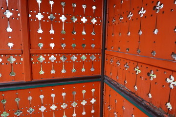 Bois peint avec motifs d&eacute;coup&eacute;s dans les escaliers de l'&eacute;glise Orthodoxe Saint-Serge &agrave; Paris