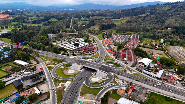 Foto a&eacute;rea capturada con drone sobre el nuevo intercambio vial del Aeropuerto Jos&eacute; Mar&iacute;a Cordova en Rionegro, Antioquia.