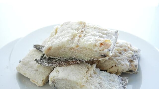 Primer plano de LOMO BACALAO SALADO sobre fondo blanco	