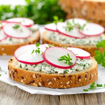 Brot mit Kr&auml;uterquark