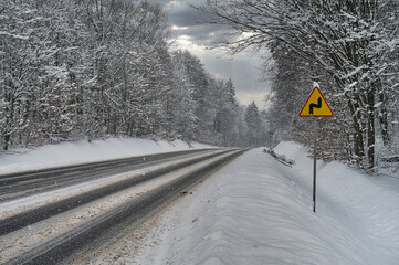 Zaśnieżone drogi w Polsce i ciężkie warunki drogowe. Ograniczona widoczność, śliska nawierzchnia i zasypane pobocza podkreślają trudne i niebezpieczne warunki drogowe.  © BMC