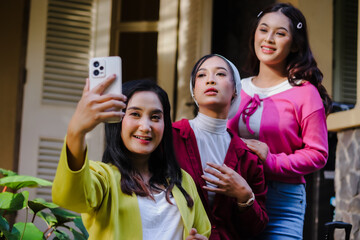 Vibrant trio captures joyful moments, Friends create lasting mem