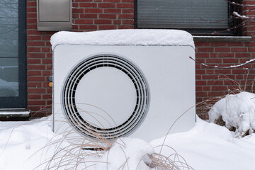 W&auml;rmepumpe im Schneefall mit Abtauautomatik