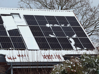 Schmelzender Schnee reinigt Solarzellen auf einem Schrägdach