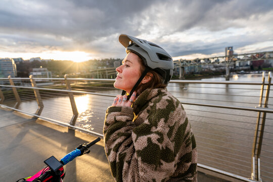 cyclist putting on helment