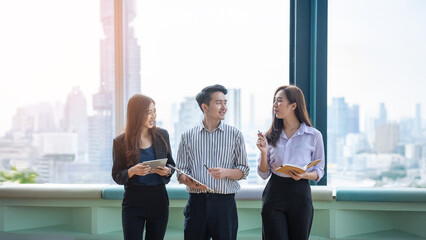 Young entrepreneurs, Gen Z, Young Business, meetings, brainstorming, meeting rooms, office, co-working spaces, young entrepreneurial ideas.