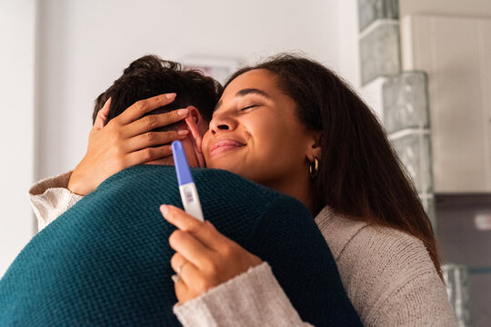 Couple happy to get positive pregnancy test 