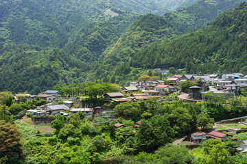 夏の山梨県富士川町十谷地区の街並み