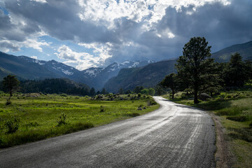 Naklejka premium Fern Lake Road, Moraine Park in Rocky Mountain National Park, Colorado. 