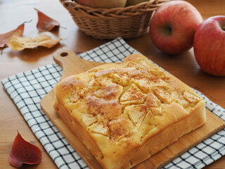 カッティングボードの上のリンゴとヨーグルトのケーキ