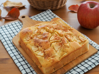 カッティングボードの上のリンゴとヨーグルトのケーキ