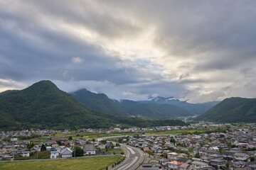 【長野】山に囲まれた松代町の風景