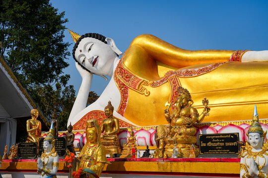 Magnificent giant reclining Buddha statue at Wat Phra That Doi Kham temple on the mountain side of Chiang Mai, Northern Thailand