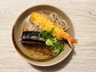 美味しそうな海老の天ぷらとにしんの蕎麦