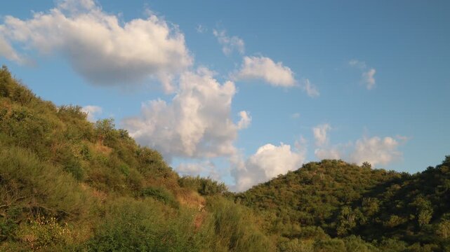 Timelapse de las nubes sobre un cielo azul y debajo monta&ntilde;as verdes en el hermoso estado de Sonora M&eacute;xico.