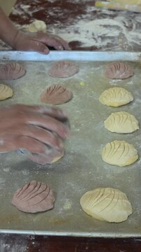 marking the lines on the sweet bread called concha