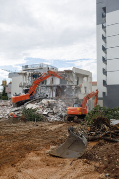 Crawler excavators demolishes an edifice
