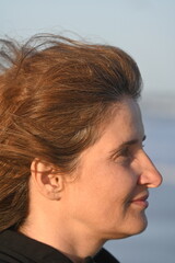 Obraz premium portrait of a mature woman against the backdrop of the ocean