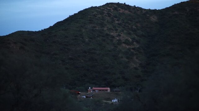 Timelapse de un anochecer de una hermosa caba&ntilde;a y casa en medio de las monta&ntilde;as en el hermoso estado de Sonora, mexico. cielo azul monta&ntilde;as verdes