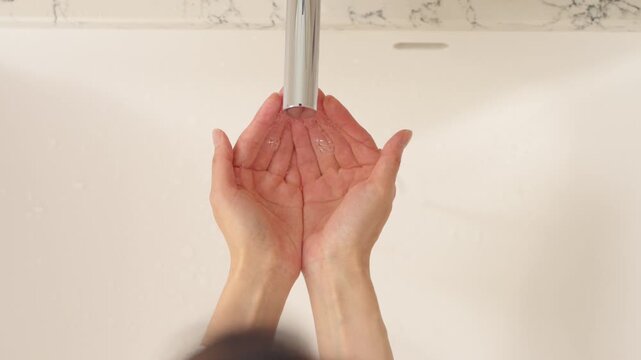 洗面所で手を洗う女性　ライフスタイルイメージ	
