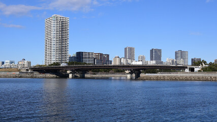 Fototapeta premium 検見川浜から見た美浜大橋と海浜幕張の風景
