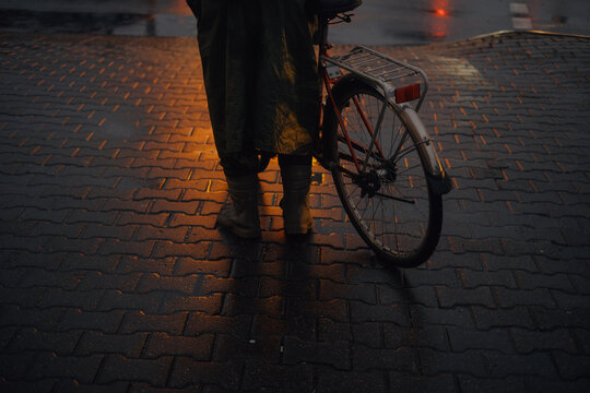 urban lifestyle with bicycle at night