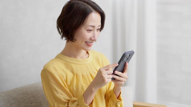 スマートフォンを操作する女性　ライフスタイルイメージ