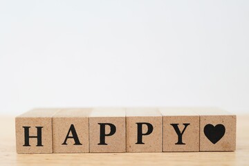 木のブロックで表現したハッピーとハートマーク。