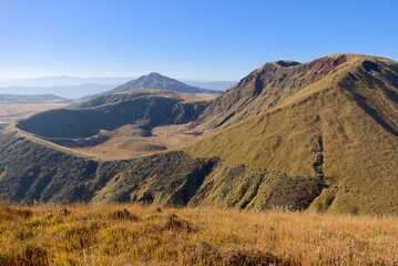 熊本県の阿蘇山、往生岳から望む古御池火口群と杵島岳、後方の烏帽子岳